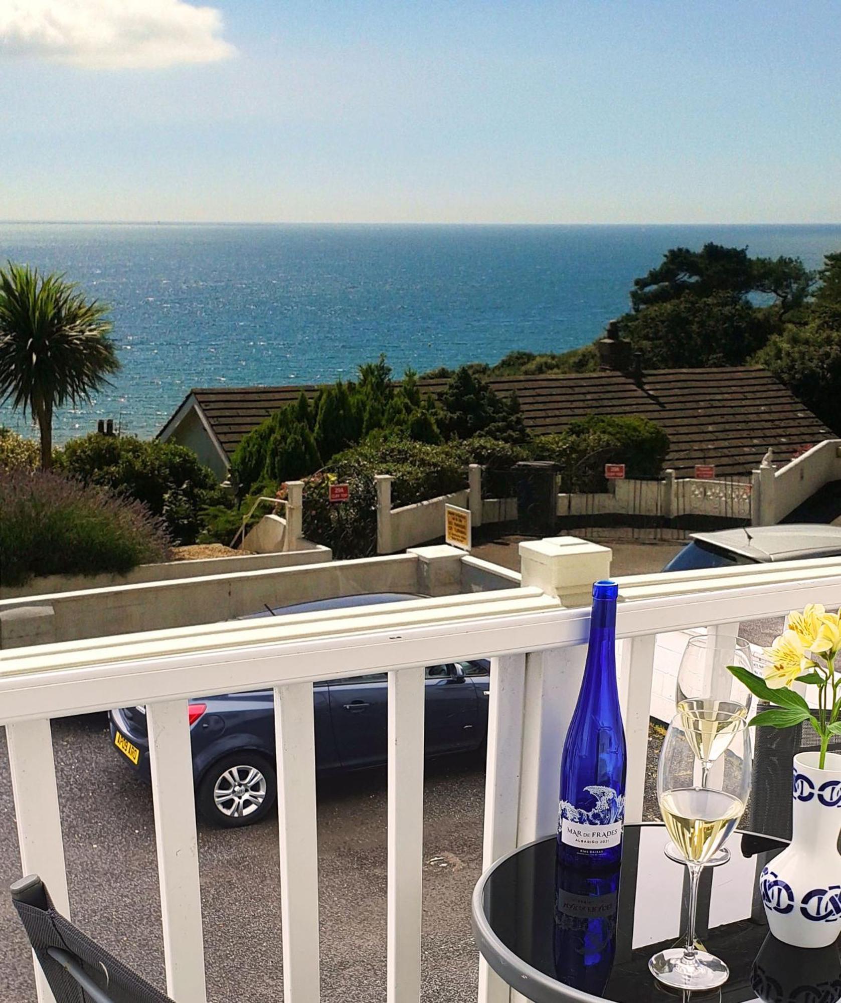 A Beautiful Apartment With Stunning Sea Views & Private Balcony Bournemouth Dış mekan fotoğraf